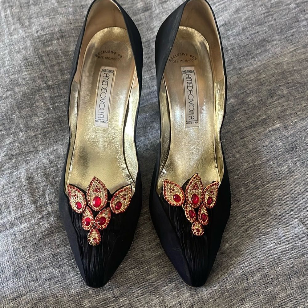 Beautiful vintage 70’s Hand made in Italy black dress shoes from Amedeo Volta.